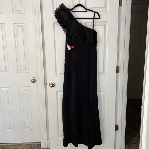 Ieena for Mac Duggal One Shoulder Ruffle Evening Gown in Black Size 10 - Picture 11 of 12